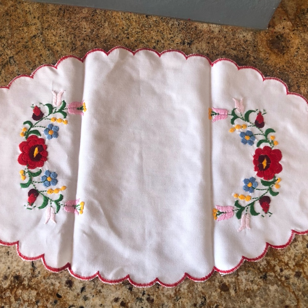 Hungarian Vintage Kalocsa vintage collectible hand embroidered doilies and table - Picture 5 of 5